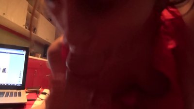 Sinipsip ng mag-aaral na babae ang titi ng kanyang kapatid habang walang tao sa bahay